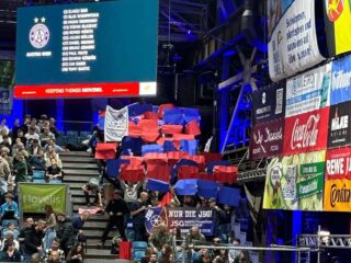 Was für ein Wochenende! 💙❤️⚽
Unsere A-Jugend durfte etwas ganz Besonderes erleben – und ihr habt es unvergesslich gemacht!
Laut, leidenschaftlich und immer da – ihr habt richtig abgeliefert und für Gänsehaut auf und neben dem Platz gesorgt 🙌🔥
Ein riesiges Dankeschön an das Choreo-Team Pascal, Stephan und Linus, sowie alle Helfer, für die starke Organisation und die beeindruckenden Choreos – absoluter Wahnsinn! 👏
Außerdem bedanken wir uns recht herzlich bei der Daume Gruppe für die großzügige Spende der Klatschpappen beim Rewe Junior Cup – die Stimmung war überragend! 🔊👏
Gemeinsam. Laut. Stark. 💙❤️
#rewejuniorcup2026 #jsg #radolfshauseneichsfeld #diebestenfansderwelt