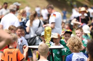 🌍⚽️ Mini-WM 2026 in Seulingen – Ein unvergessliches Fußballfest
Am 21. Juni wurde Seulingen zum Mittelpunkt des Jugendfußballs. Bei der Mini-WM der G-, F- und E-Jugend sorgten 57 Mannschaften mit rund 350 Kindern sowie zahlreiche Zuschauer für eine großartige WM-Atmosphäre.
Ein besonderes Highlight war der Einlauf der Nationen mit den Zumba Kids des TSV Seulingen unter der Leitung von Mandy Reuter. Mit Landesflaggen, Nationaltrikots und Einlaufhymne entstand ein echter Gänsehautmoment.
Wochenlang wurde das Turnier unter der Federführung von Joachim Hagemann, Christoph Wucherpfennig und Jonas Wucherpfennig, sowie eines Organisationsteam des TSV Seulingen, vorbereitet und erfolgreich umgesetzt. Neben vielen spannenden und fairen Spielen standen vor allem Gemeinschaft, Fairness und die Freude am Fußball im Mittelpunkt.
🏆 Weltmeister 2026:
🇦🇺 G-Jugend: JFV Eichsfeld 2 (Australien)
🇪🇸 F-Jugend: Eintracht HöhBernSee 1 (Spanien)
🇩🇪 E-Jugend: JSG Radolfshausen (Deutschland)
Ein großes Dankeschön gilt allen Helferinnen und Helfern, Sponsoren sowie allen Unterstützerinnen und Unterstützern. Ohne euch wäre dieses Fußballfest nicht möglich gewesen!
👏 Herzlichen Glückwunsch an alle teilnehmenden Teams!
📖 Den ausführlichen Bericht findet ihr auf der Homepage des TSV Seulingen.