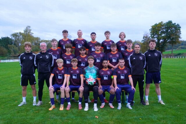 📸❤️💙

🔵🔴 JSG Radolfshausen/ Höhbernsee A1 🔴🔵 

Saison 2026/27 

Reihe 3 (v.l.): Colin Ballhausen, Lennart Hagemann, Alouch Rashid, Moritz Kairat, Erik Rhode 

Reihe 2 (v.l.): Ramon Pohl (Trainer), Dirk Ballhausen (Trainerassistent), Jannik Thom, Liam Dornieden, Malek Charif, Renat Shchesiuk, Lukas Dornieden, Laurens Borchers, Frank Hundeshagen (Trainerassistent), Jacob Pape (Co-Trainer) 

Reihe 1 (v.l.): Lenn Stelter, Lenny Hundeshagen, Leo Gawor, Leon Ramadani (K), Kilian Meitz 

Es fehlen: Henri Burzinski, Frederik Liebau, Elmilio Klatt, Justus Bode, Markus Reuter 

#jsgradolfshausen #landolfshausen #seulingen #ajugend #team